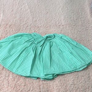 This is a turquoise green skirt for girls by Carter’s. The size is US 8.